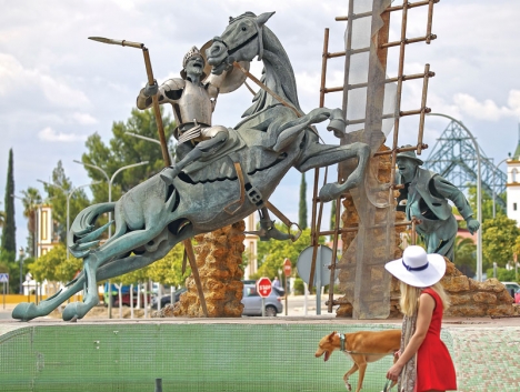 Slåss mot väderkvarnar  Miguel de Cervantes främsta hjälte, den självutnämnde riddaren Don Quijote, står staty i Mairena del Alcor. Foto: David Pineda